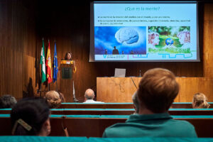 La catedrática de Psiquiatría Ana González-Pinto Arrillaga durante su ponencia en el curso 