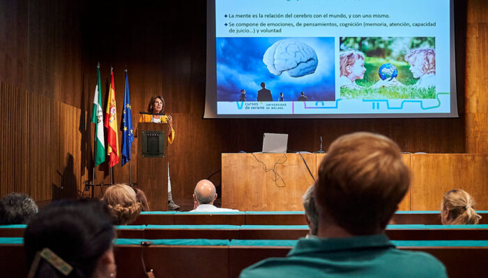 La catedrática de Psiquiatría Ana González-Pinto Arrillaga durante su ponencia en el curso 