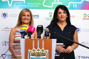 Atención a medios por parte de la subdirectora de la FGUMA y la concejala de Cultura de Vélez-Málaga