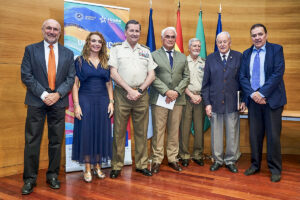 Foto de familia del curso sobre el ejército