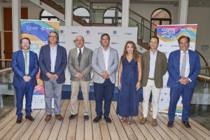 Foto de familia de directores de los cursos del día, junto al rector y a la dirección de la FGUMA