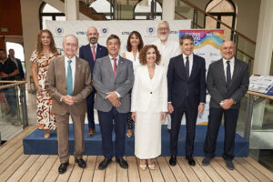 Foto de familia de autoridades con María Jesús Montero