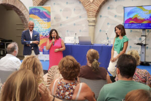 Carmen Díaz (delegada de Cultura y Enseñanza del Ayuntamiento de Marbella) junto a los directores del curso sobre estrés y ansiedad