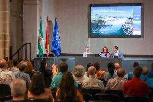 Pilar Corrales y José Suárez presentan al conferenciante Fernando Prados en el marco del curso 