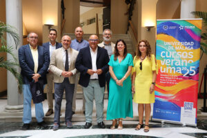 Foto de familia en la presentación de los Cursos de Verano en Vélez-Málaga
