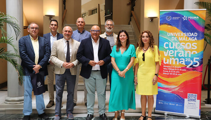 Foto de familia en la presentación de los Cursos de Verano en Vélez-Málaga